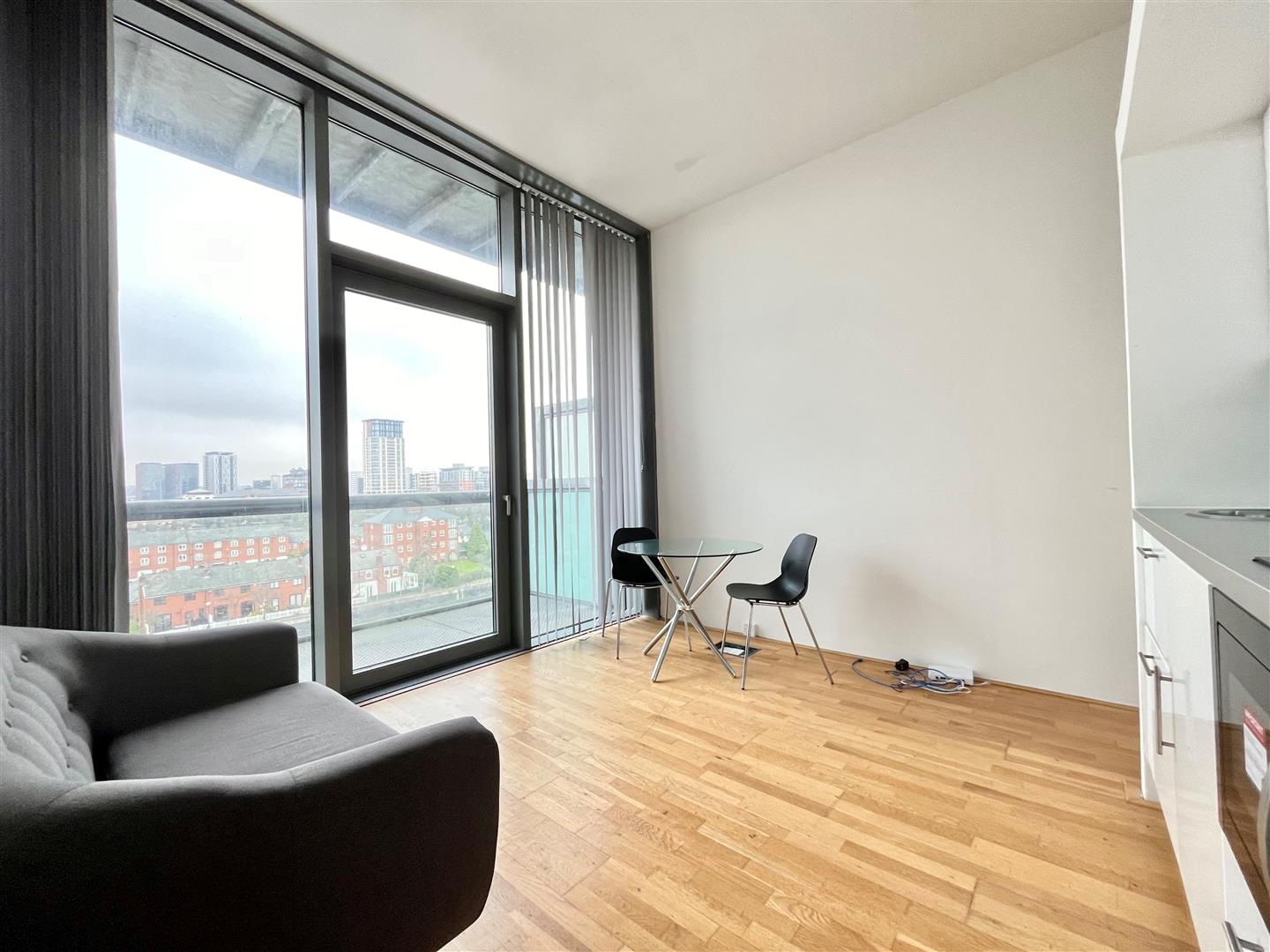 Studio Apartment - Studio To Buy image 2